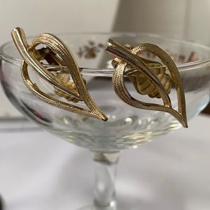 Vintage open leaf Goldtone clip earrings